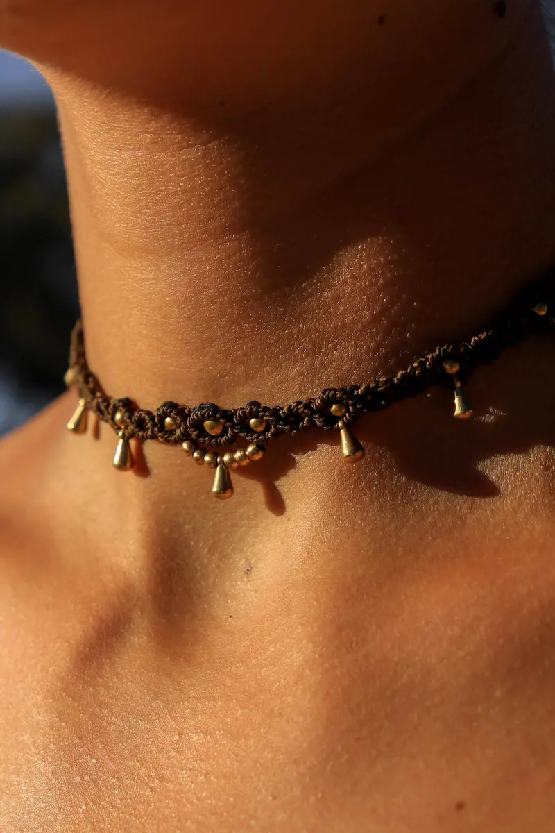 Choker de macramé artesanal con bolitas doradas color marrón hecho a mano