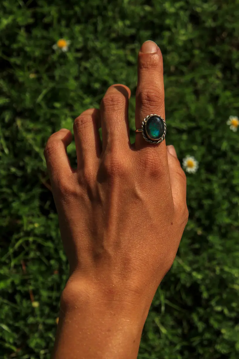 Anillo artesanal elaborado con alpaca con piedra labradorita color azul