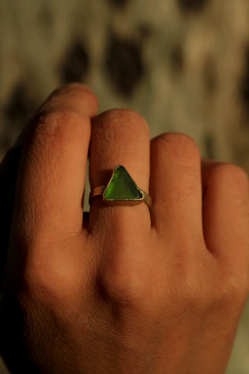 Anillo artesanal de latón con vidrio triangular de color verde seaglass